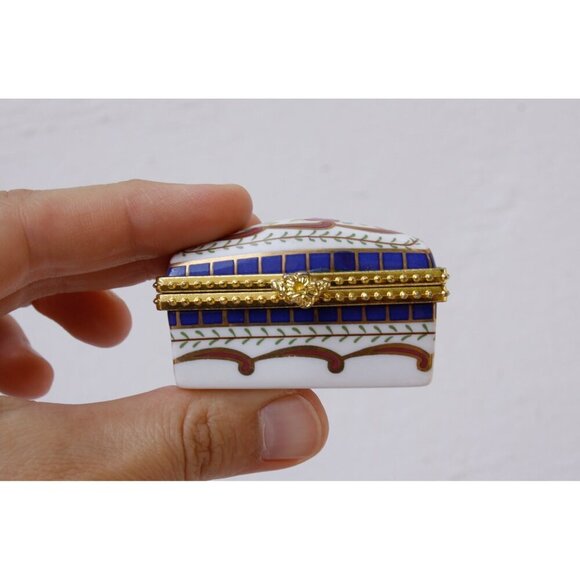Small hand painted porcelain pill box, tiny elongated dressing table decor, - Picture 6 of 8